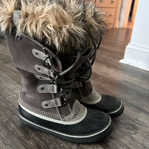 Sorel snow boots with fur